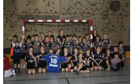 William ACCAMBRAY offre un de ses maillots au HBDC